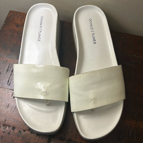 Donald Pilner Designer Sandals, white and cream, Size 7.5 - Picture 1 of 9